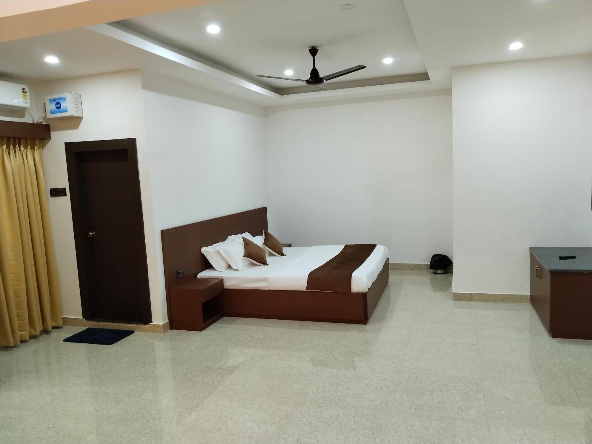 Griha Laxmi Hotel Dibrugarh Buitenkant foto